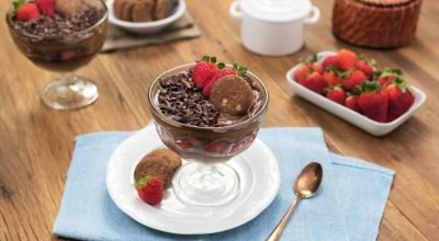 Receita: pavê fit de chocolate com morangos