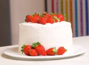 Receita: surpreenda no Dia das Mães com esse bolo de chocolate com morango