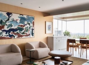 Reforma de apartamento em Brasília cria três suítes e sala acústica para TV e música