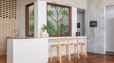 Reforma de apê em prédio moderno cria jardim de inverno com janelas de sucupira