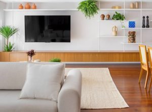 Reforma em apartamento restaura piso em ipê e aposta madeira em Louro Freijó para marcenaria