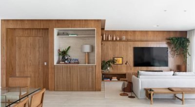 Reforma em apê cria copa com portas de correr com venezianas articuláveis