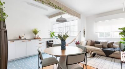 Reforma em apê de 70 m² dos anos 1970 renova piso de taco e destaca cobogós