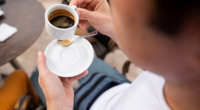 Requentar café é perigoso? Entenda os efeitos na saúde