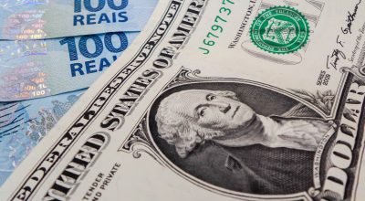 Dólar opera estável à espera de decisões sobre juros no Brasil e nos EUA