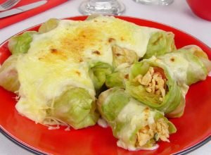 Rolinho de repolho gratinado com molho de queijos cremoso
