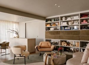 Sala de TV vira suíte para filho na reforma deste apartamento contemporâneo