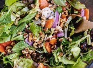 Salada sem graça nunca mais! Veja técnicas para temperar melhor as folhas