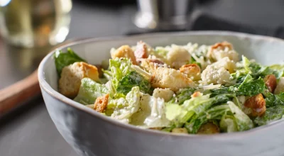 Salada caesar completa: faça o prato famoso em casa
