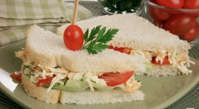 Sanduíche natural com frango desfiado: praticidade e sabor!