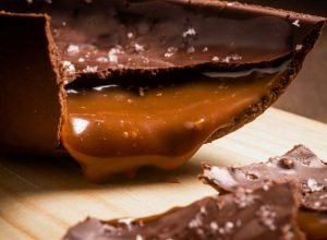 Sem brilho e sem crocância? Aprenda a temperar chocolate do jeito certo