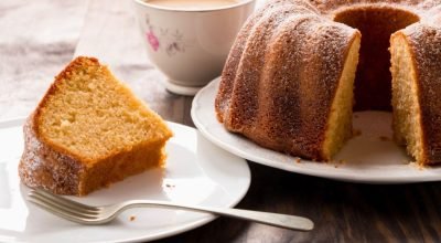 Seu bolo gruda na forma? Veja como untar do jeito certo