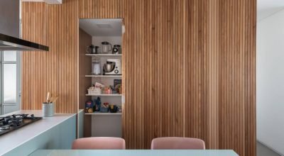 Shaft de cozinha se transforma em despensa na reforma deste apartamento de 90 m²