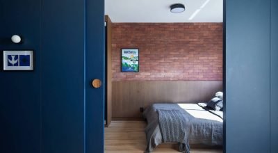 Sobriedade e leveza: apartamento 42 m² é coberto por azul petróleo