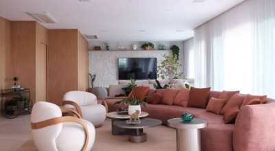 Sofá de 5 metros redefine layout deste apartamento na Barra da Tijuca