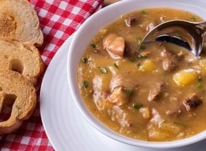 Quer um jantar quentinho? Veja sopa cremosa de mandioca com músculo