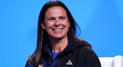 A estrela do hóquei norte-americana Hilary Knight propõe a patinadora de velocidade Brittany Bowe nas Olimpíadas