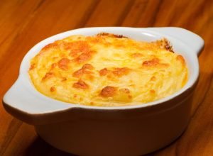 Suflê 3 queijos: receita com catupiry, ricota e muçarela