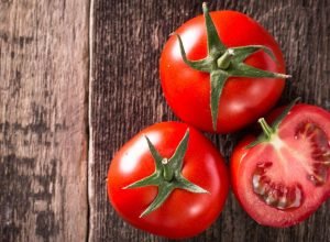 Você provavelmente guarda tomate do jeito errado; veja como conservar