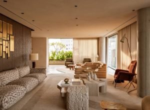 Tons de areia e marrom dominam a decoração deste apartamento