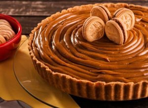 Quer impressionar? Veja como fazer torta de doce de leite com coco