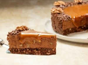 torta de chocolate com caramelo é opção para surpreender