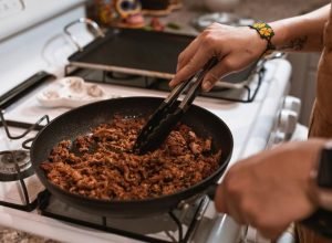 Truques infalíveis para evitar que alimentos grudem na panela