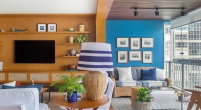 Varanda refúgio de apê tem ladrilho hidráulico no piso e azul nas paredes