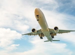 Em meio à guerra, preço médio da passagem aérea no Brasil subiu 17% em março