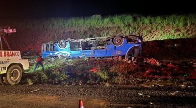 Tombamento de ônibus na BR-153 deixa 6 mortos e 45 feridos em SP